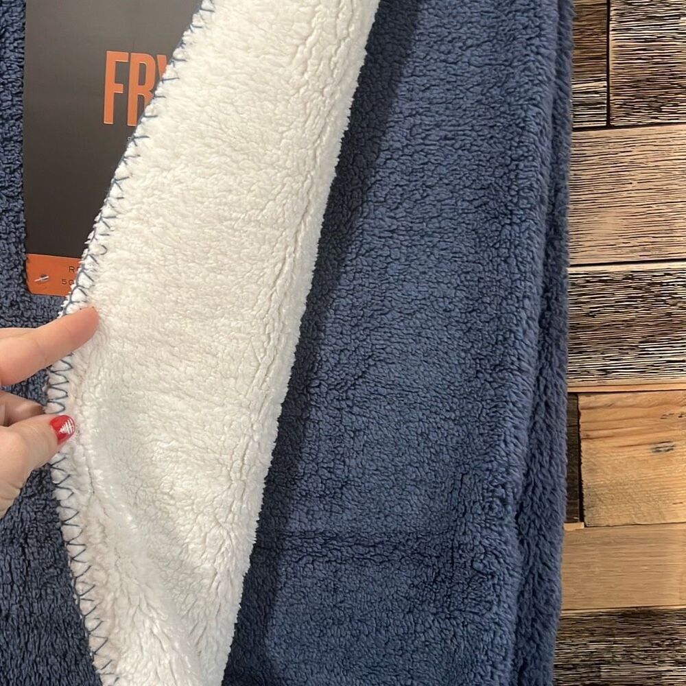 Frye NWT Sherpa Blanket Throw Reversible white Blue 50" x 60" - Picture 8 of 8